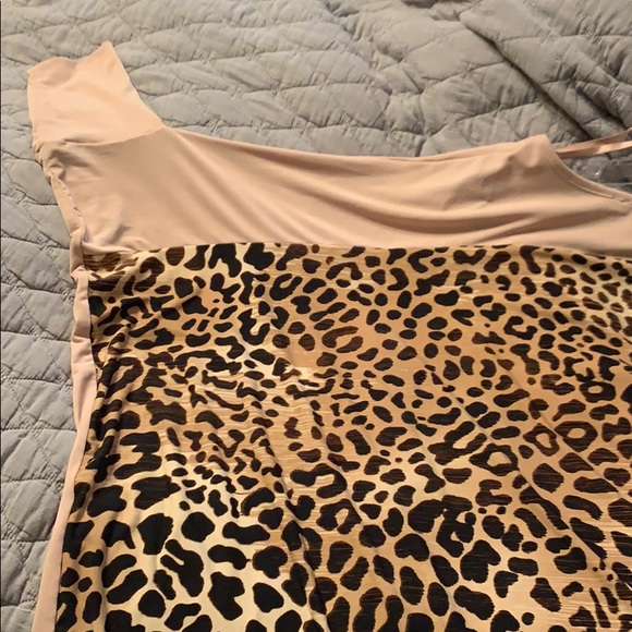 Bat wing type blouse, leopard and tan. - Picture 5 of 6